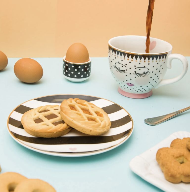 Set con tazza, piattino e portauovo